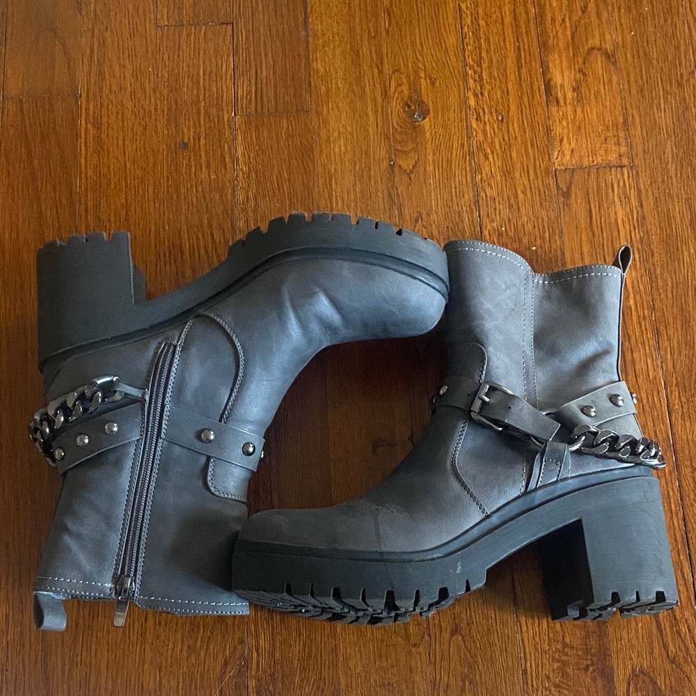 Nine West Gray Ankle Boots with Chain Size 9